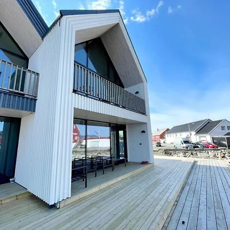 Beautiful Waterfront Apartment In Henningsvaer Henningsvær